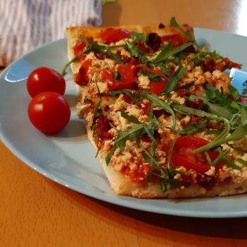 pizza s tofu, paradajkami a rukolou